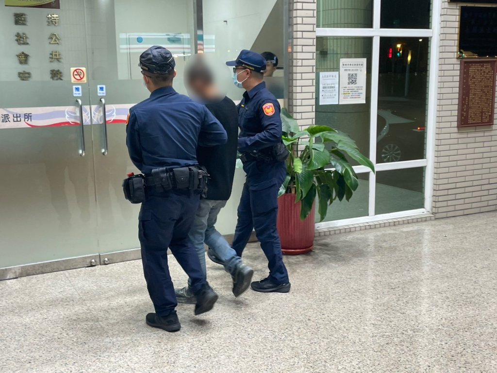 台中男背包掉出「槍」嚇壞客人 警追百支監視器才知是bb槍
