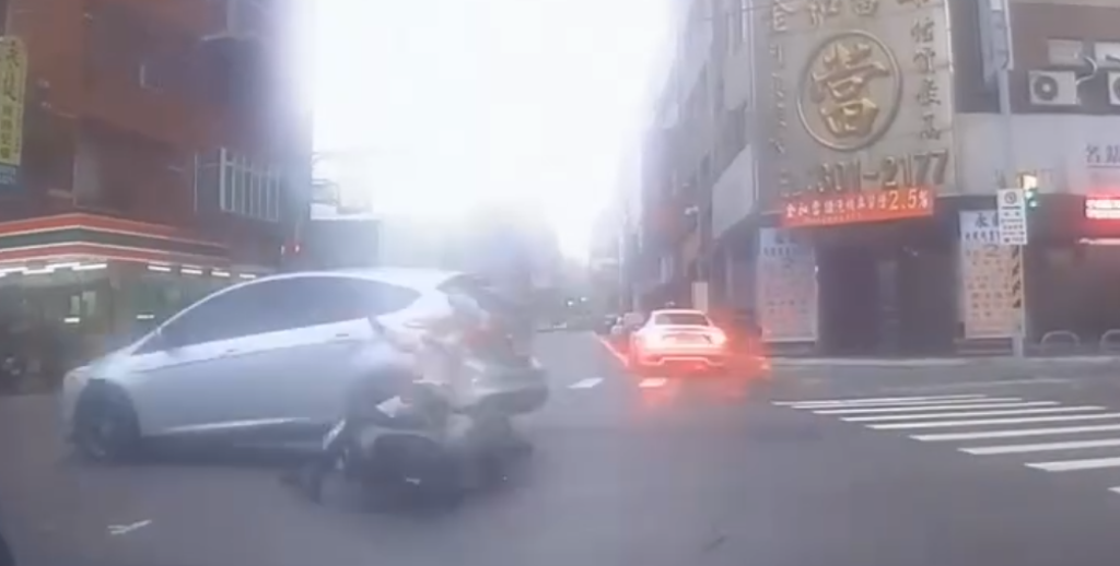 撞擊畫面曝光！-　桃園自小客車闖紅擊落機車女騎士