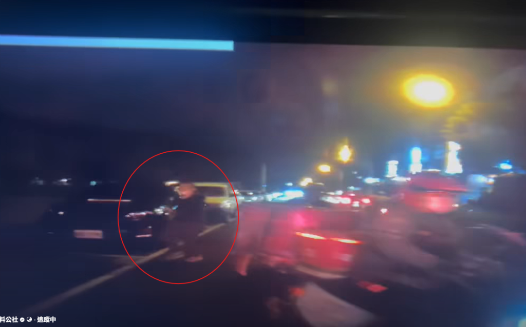 影/雲林斗六成功夜市街頭上演「倒車大戰」!行人衝車格被逼退