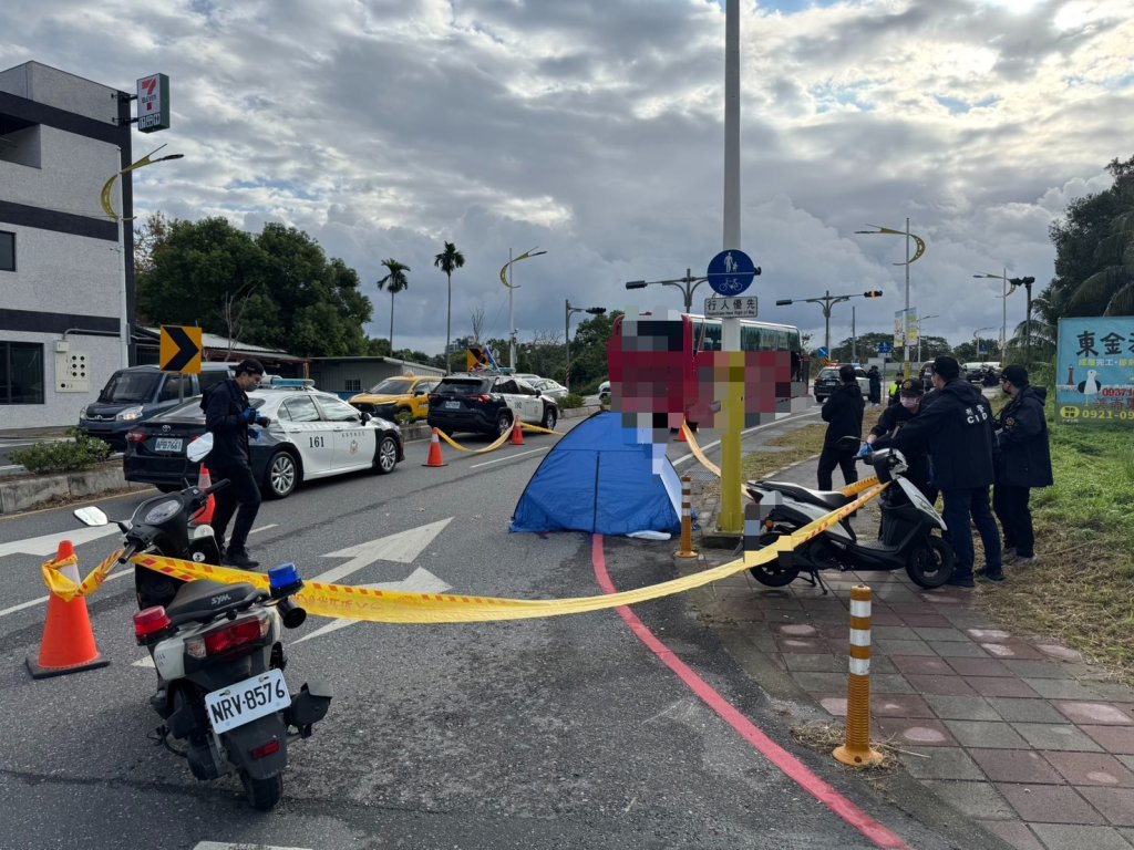 花蓮死亡車禍！　69歲男騎機車遭遊覽車輾過爆頭亡
