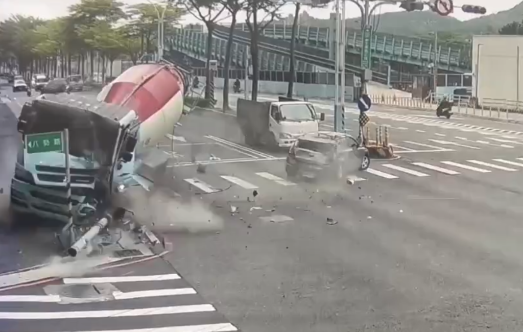 煞不住!淡水預伴混凝土車追撞停等紅燈自小客車 釀3人受傷