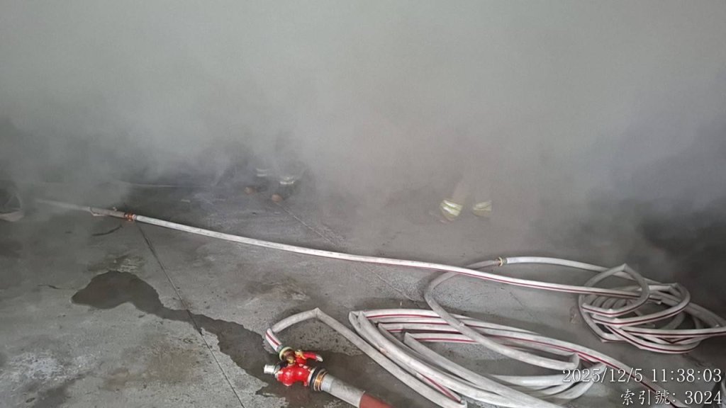 台南東區大樓驚傳火警!地下室黑煙竄出 消防急搶救
