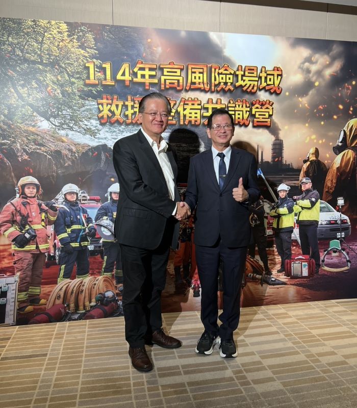 打造安全第一風險可控 高風險救援共識營經驗分享 20 《圖說》消防署長蕭煥章(左)及新北消局長陳崇岳(右),盼此次研習能讓各縣市相互學習成長,共同打造「安全第一、風險可控」的全國救災典範。〈消防局提供〉