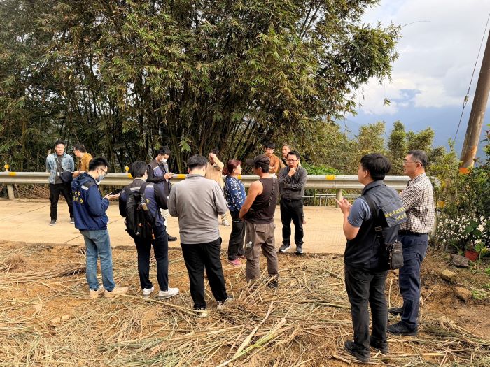 廢瀝青非法傾倒三峽插角山 營造公司送辦 26 《圖說》市府農業局、警察局三峽分局及業者現場聯合會勘。〈環保局提供〉