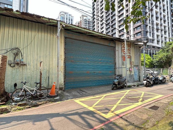 還地於民共榮共好 板橋公共設施專案通檢案12/22說明會 34 《圖說》板橋綠(二-1)瓶頸打通前現況街景。〈城鄉局提供〉