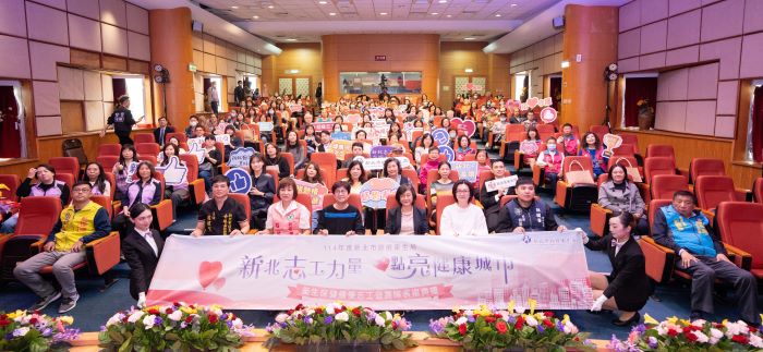 《圖說》新北市衛生局長陳潤秋〈前排右三〉與114年績優志工合影。〈衛生局提供〉