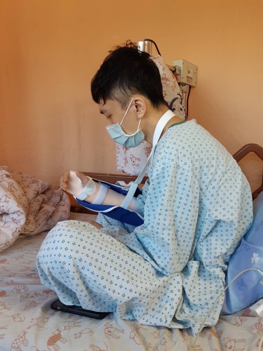 ▲39歲李男，因右手掌遭利刃砍傷，造成五指癱軟。