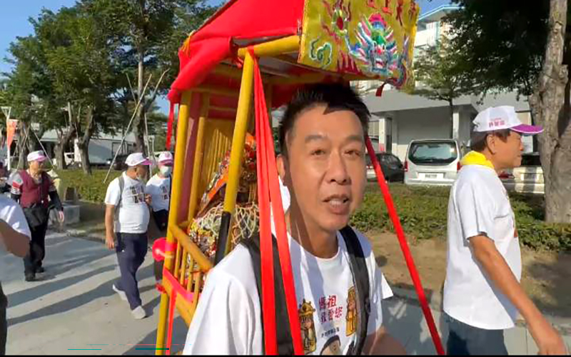 ▲許智傑背著「五甲媽」隨白沙媽聖駕徒步繞行,受到市民不停的稱讚。(記者 李堂安 翻攝)