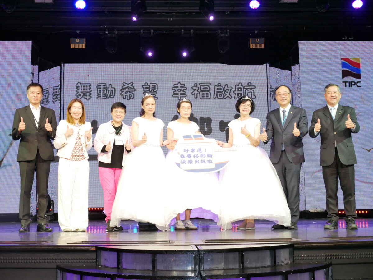 ▲姐妹們最美時刻開心合影,舞出希望,傳遞生命韌性。(記者 李堂安 翻攝)