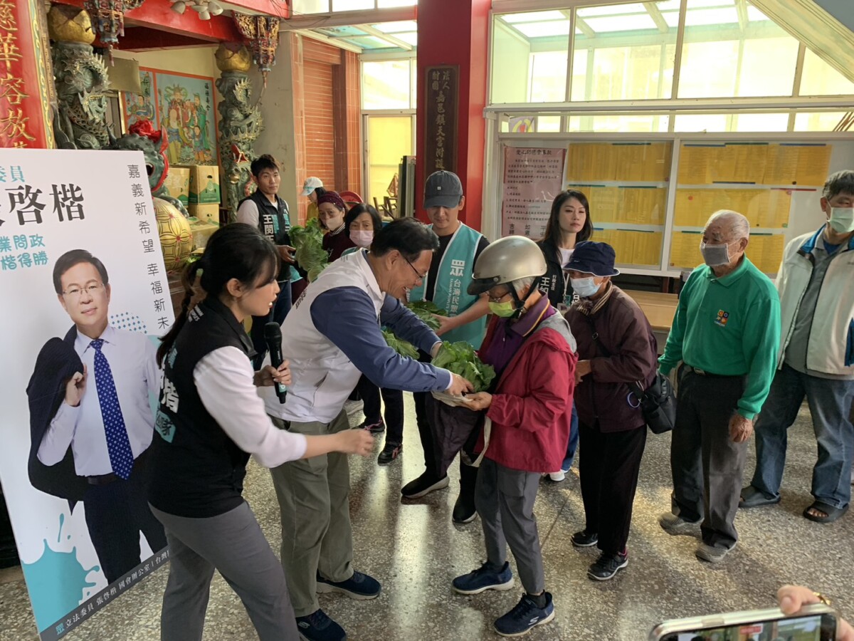 嘉中畢業的張啓楷立委疼惜菜農,回嘉義送菜挺菜農、助鄉親,期望未來有機會為嘉義做更多有利鄉親的事。(圖/記者陳惲朋攝)