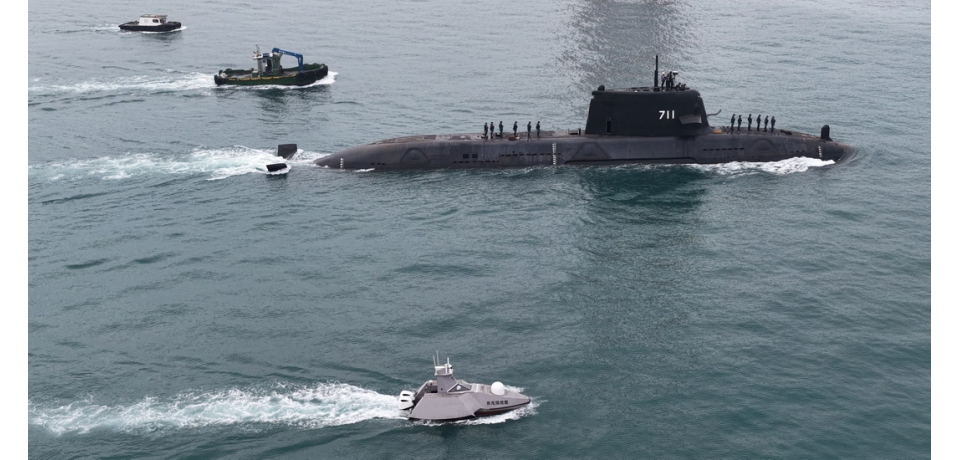 台船:「海鯤軍艦」浮航海試後入塢調校整備