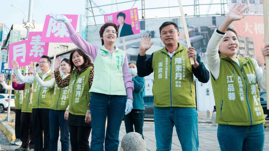 ▲2026年彰化縣長選舉備受關注,彰化縣長擬參選人陳素月與今日清晨7點與縣內多位議員、代表同步於全縣8個行政區站路口,與通勤民眾熱情揮手問早,展現「遍地開花」的強大團隊氣勢。(記者林明佑翻攝)