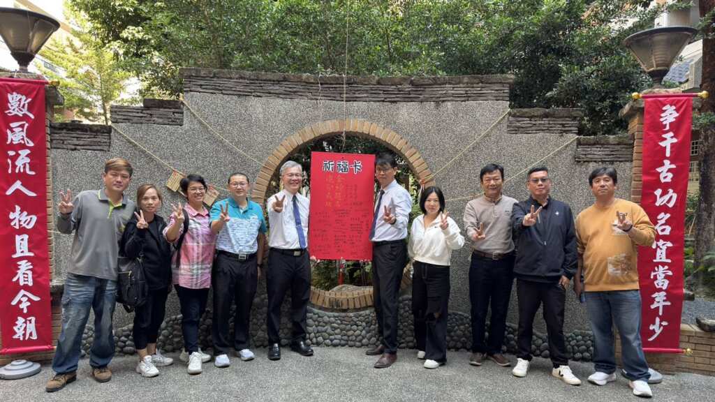 ▲為替高三學子注入迎戰學測的信心,溪湖高中舉辦「祝福包高中」祈福活動,亦由校長、家長及高三學生親筆寫下的祈福卡,並懸掛於學務處前隨風飄揚,象徵心願起飛、夢想展翅。(記者林明佑翻攝)