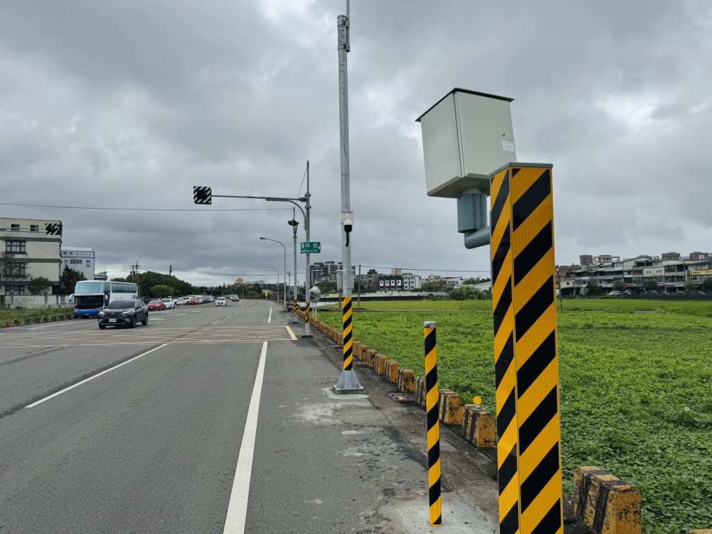 ▲竹南鎮全天路與國祥街口測速照相執法設備。