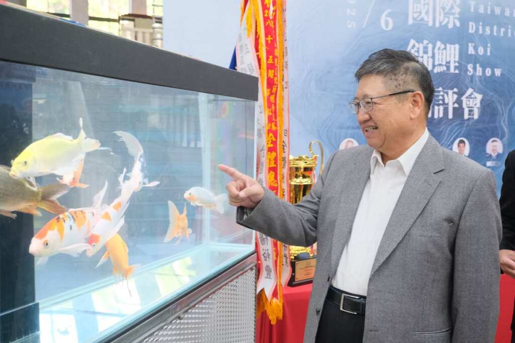 ▲新竹縣長楊文科邀請民眾一起來欣賞水中的活寶石。