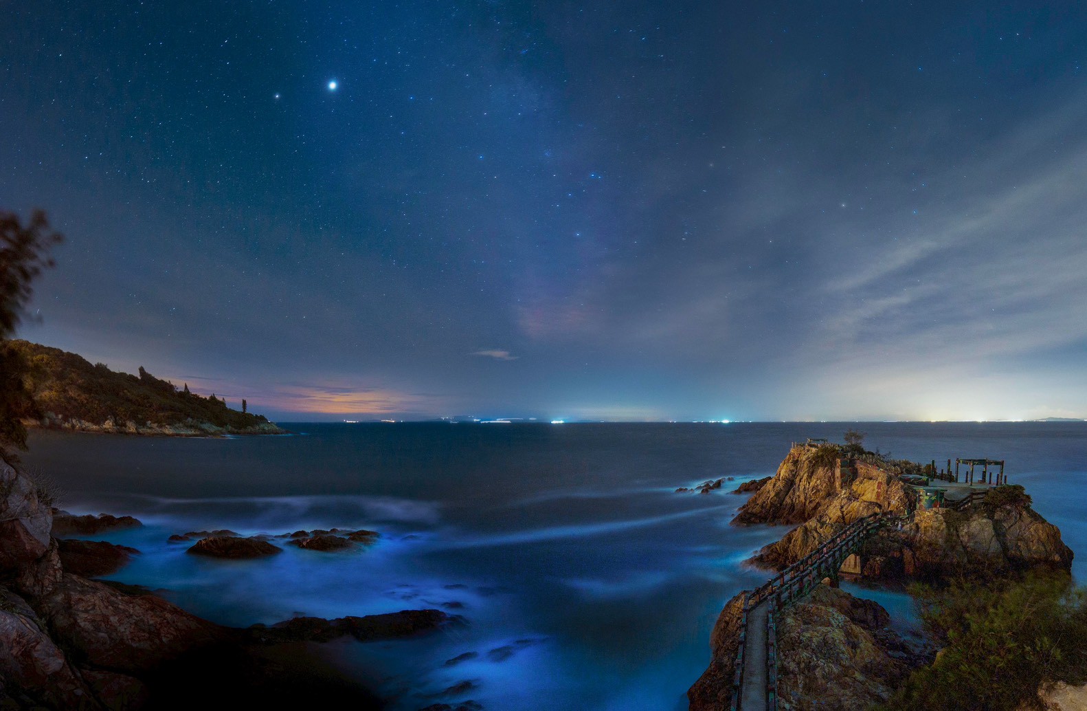 夜幕下的海面閃著夢幻藍光，搭配滿天星斗，是旅人心中難忘的馬祖藍眼淚奇景。圖/攝影師黃安誼、馬祖國家風景區管理處提供
