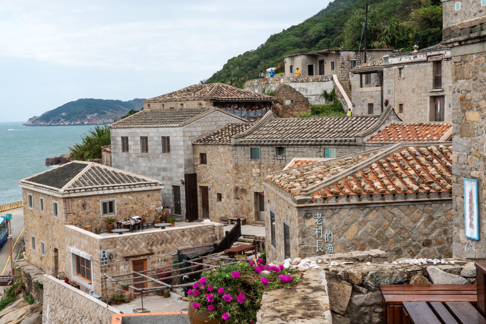 馬祖傳統閩東式石厝錯落於山海之間，獨特屋瓦與厚重石牆展現濃厚歷史味。圖/攝影師陳佩欣、馬祖國家風景區管理處提供