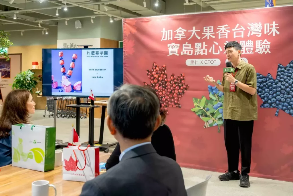 里仁邀請Foldie蔬食餐酒館主廚Andy說明以加拿大藍莓、蔓越莓與楓糖等特色有機農產,開創出兼具果香與寶島特色點心的巧思。