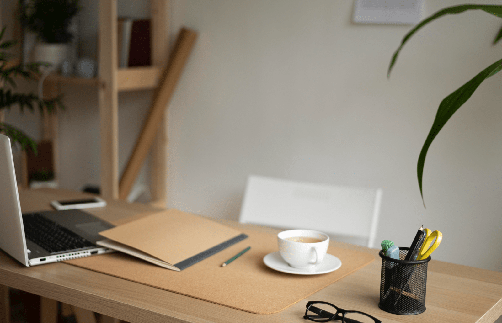 書桌背後空虛或背窗缺乏支撐,後方無靠象徵無貴人(圖片來源:freepik) 書桌背後空虛或背窗缺乏支撐,後方無靠象徵無貴人(圖片來源:freepik)