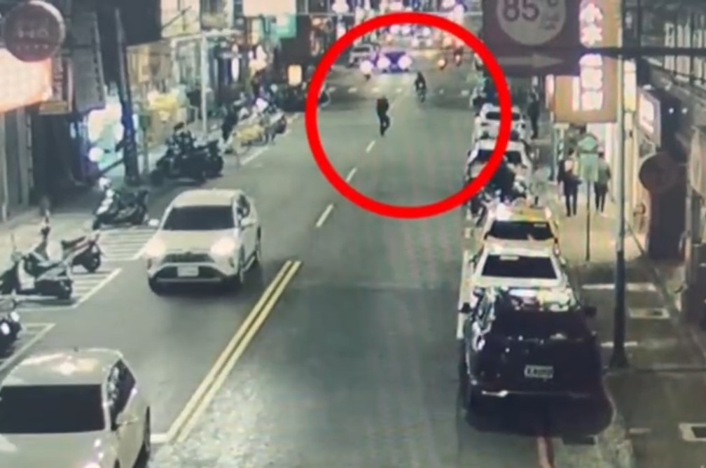 醉男舞刀逛大街 8快打警力壓制逮人社維法送辦 186 cnews204251205a06