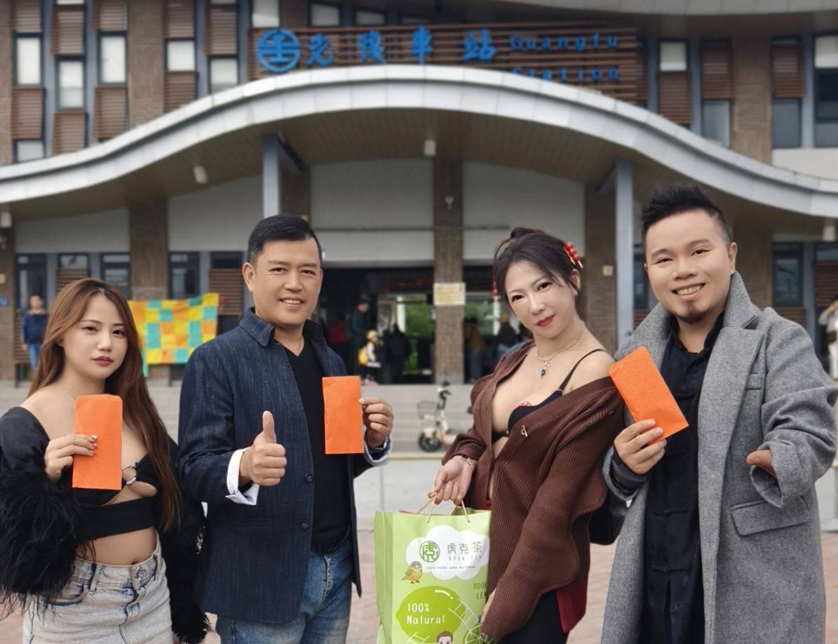 由左至右:黑糖、光復鄉民代表廖翊鈞主席、珺珺、虎克船長。三位網紅與地方代表攜手投入「送愛到花蓮」行動,將義賣善款與物資親自送達災民。(圖/主辦單位提供)