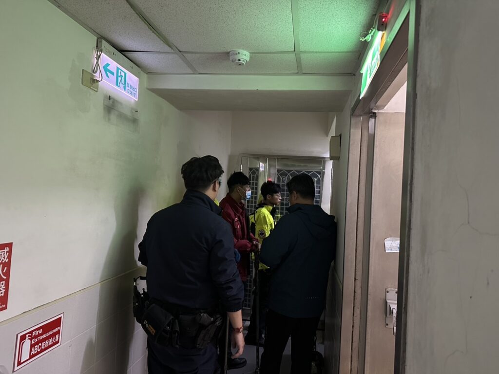 警方於現場清查燒焦味飄散位置並維持秩序。(圖／記者薛秀蓮 翻攝)