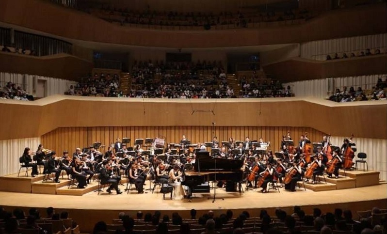 ▲「協奏曲女王」鋼琴家陳毓襄再度攜手台灣獨奏家交響樂團，於台北、台中、台南與高雄展開 2026 新年巡迴演出。