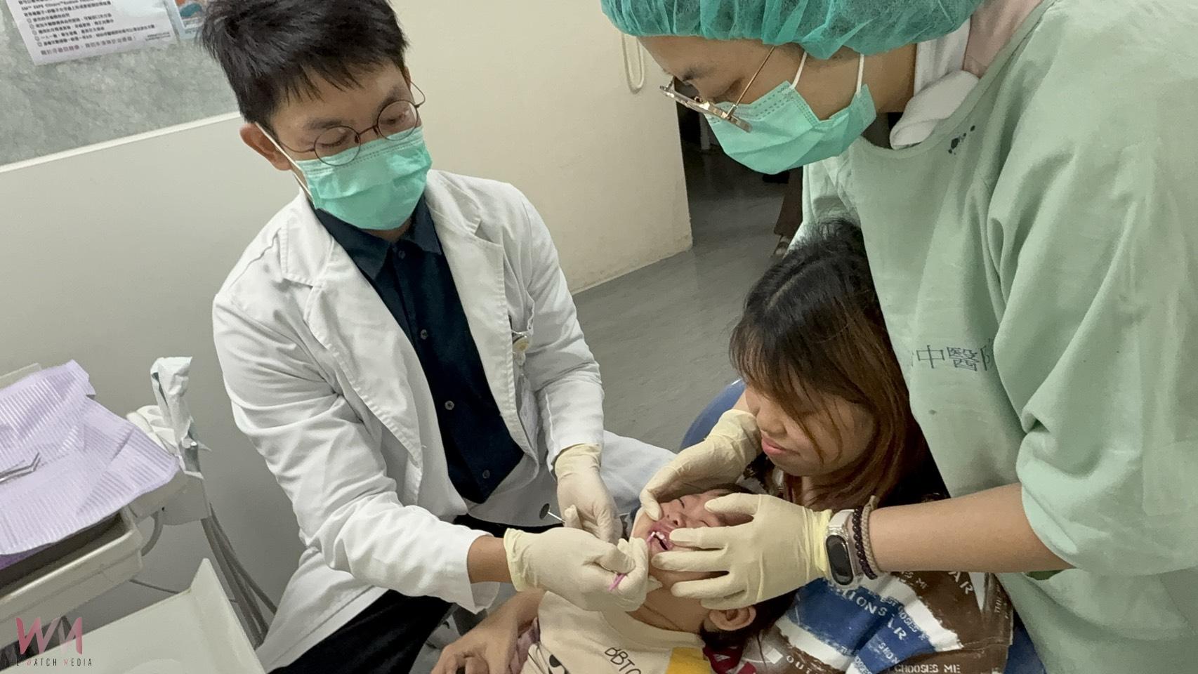 台中醫院提供友善護牙環境 孕媽咪帶2歲兒一起塗氟 牙齒有氟健康幸福 - https://www.watchmedia01.com