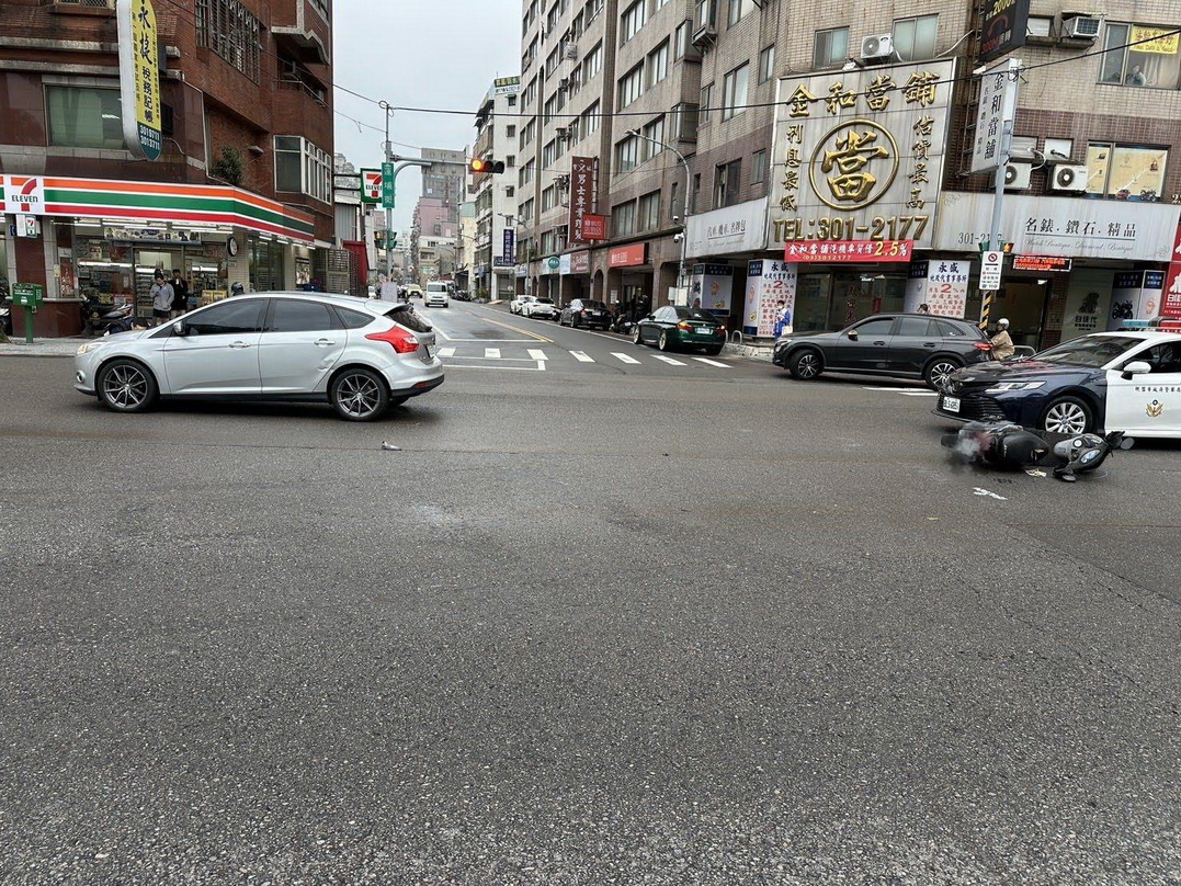 闖紅燈釀禍 桃園大興西路車禍一傷　肇事女駕駛遭告發