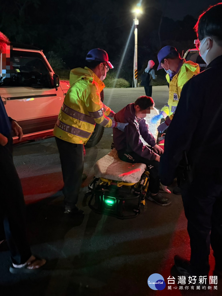 身心障男子寒夜迷途，警方趕赴現場關懷，並協助其送醫救治。