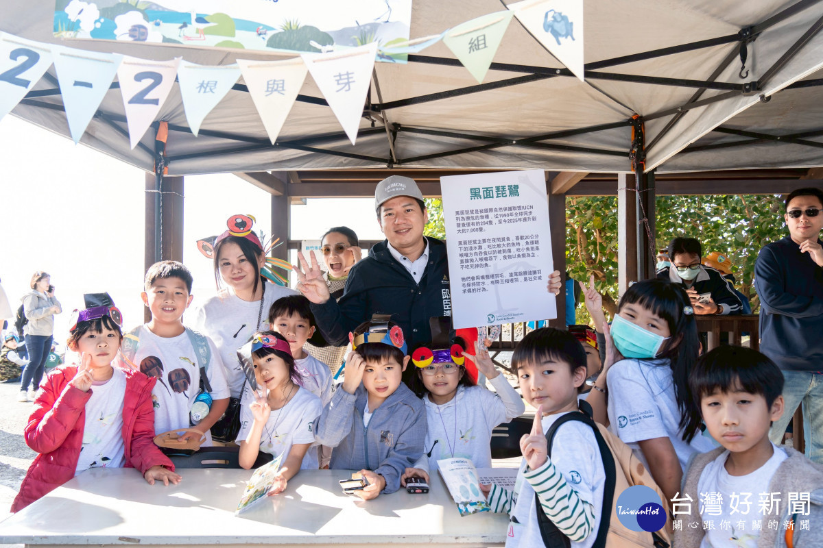 代理市長邱臣遠至現場寓教於樂攤位與學童互動。