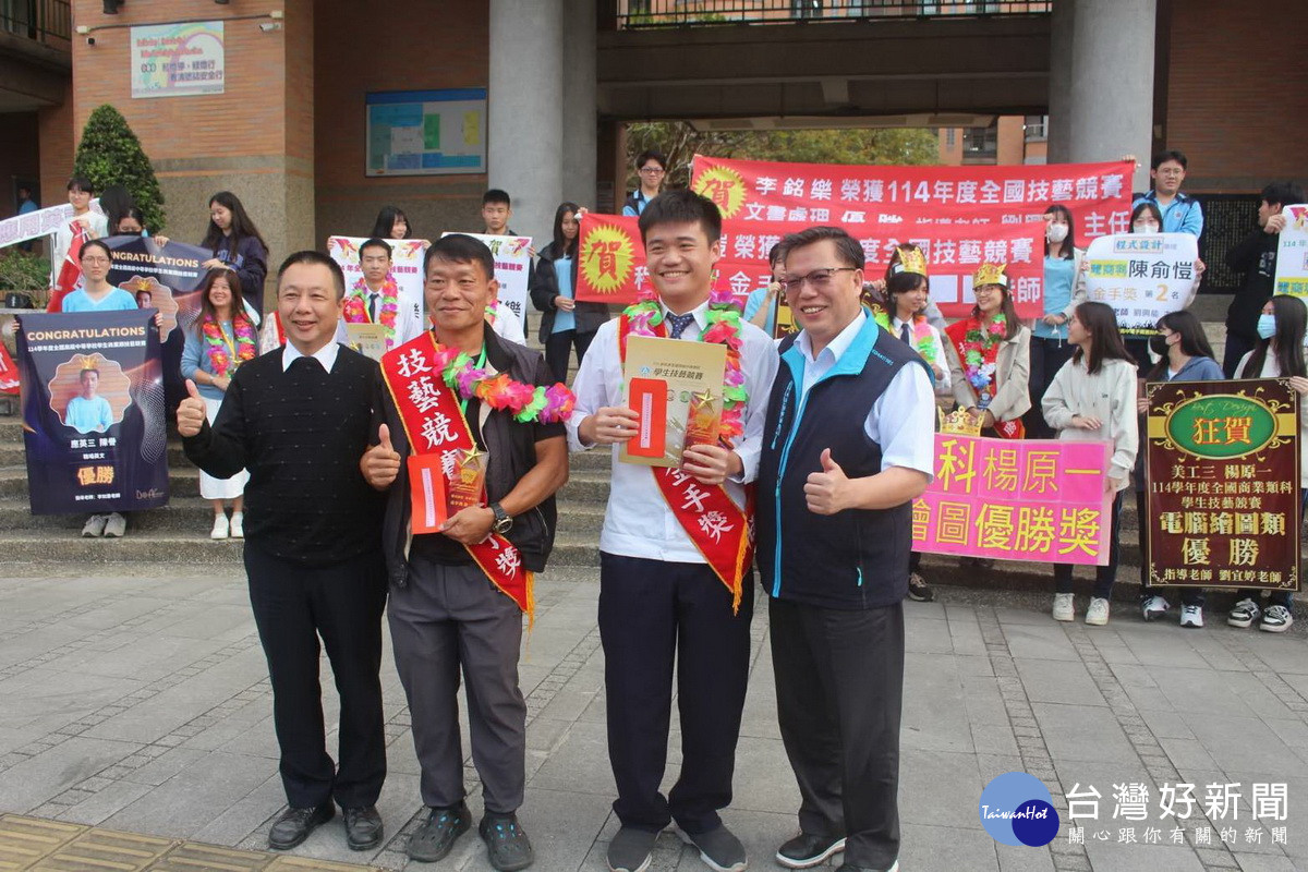 家長會長向恒達(左起)、主任劉興能、陳俞愷同學、校長廖倉祥。(南投高中提供)<br /><br />