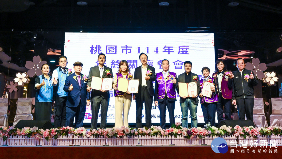 張市長頒發感謝狀。