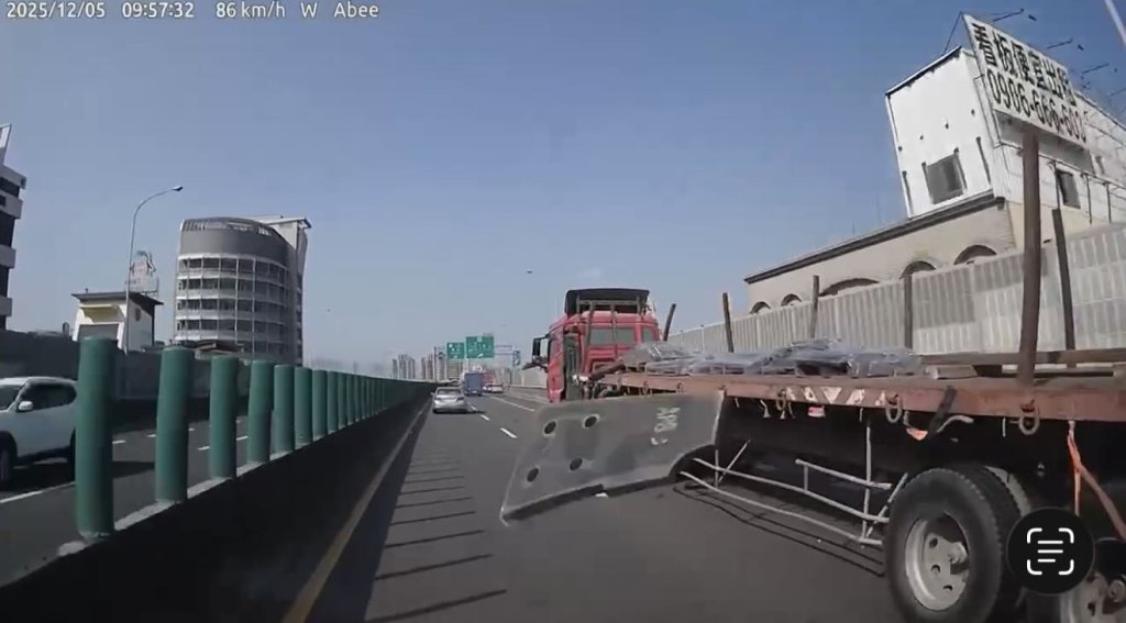 台88線拖板車上鐵片飛落砸車! 車主嚇到去收驚