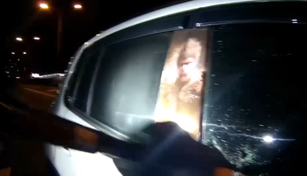 男子酒駕昏睡車停路中央! 警破窗驚醒