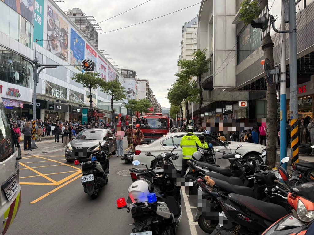 新莊自小客車駛出停車場暴衝連續衝撞! 駕駛ohca