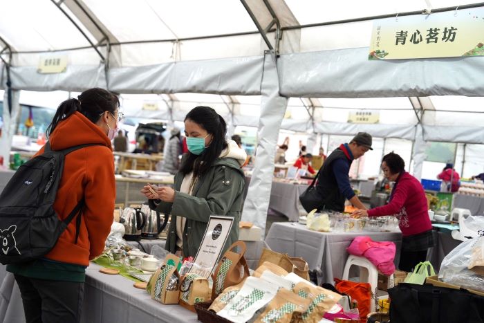 新北好茶冬韻展登場 百萬冠軍茶王鄭冬泉5連霸 11 《圖說》新北好茶冬韻展售會於12月6、7、13、14日在坪林茶業博物館旁廣場持續進行,歡迎民眾把握機會,親自品嚐「百萬冠軍茶」新北包種茶的清新花香。〈農業局提供〉