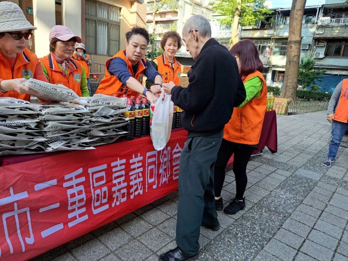 致贈民生物資助弱勢 三重區嘉義同鄉會連續6年送暖 27 《圖說》弱勢戶憑公所社文課提供寄發的通知單到六張活動中心領取物資。〈社會局提供〉