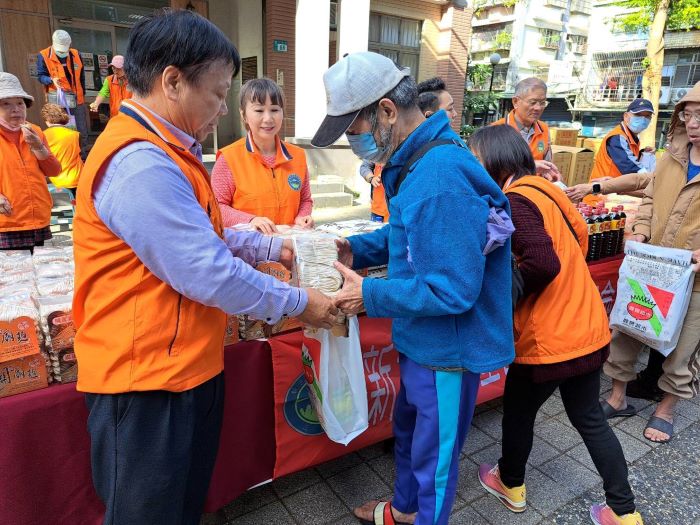 致贈民生物資助弱勢 三重區嘉義同鄉會連續6年送暖 28 《圖說》三重區嘉義同鄉會理事長蔡祐銓親自將物資贈與弱勢户。〈社會局提供〉