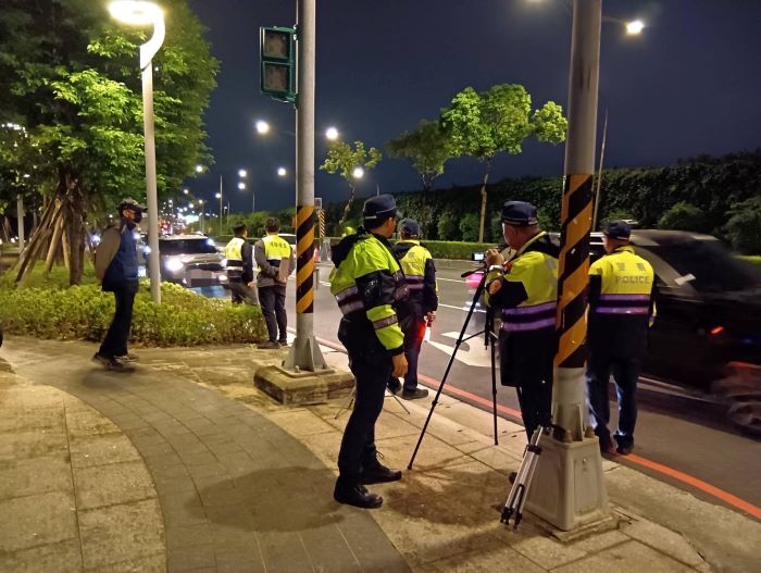 《圖說》中和警昨日晚間偕同環保稽查人員，共同於噪音車易遭檢舉路段執行聯合稽查勤務。〈中和分局提供〉