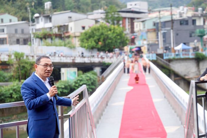 《圖說》侯友宜市長歡迎大家到坪林旅遊時，前來一覽坪林尾橋風貌，感受百年古蹟的文化之美。〈坪林區公所提供〉