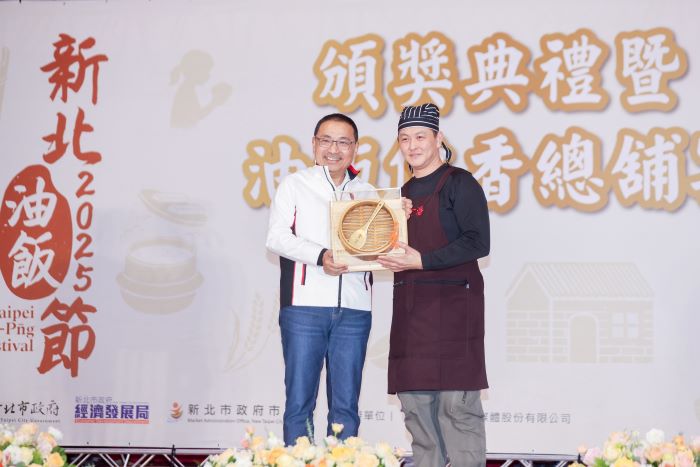 新北油飯節冠軍出爐 蘆洲區阿潘功夫油飯金賞 33 《圖說》「職人油飯大賞」金賞由蘆洲區阿潘功夫油飯獲得。〈經發局提供〉