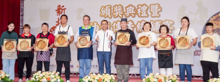 新北油飯節冠軍出爐 蘆洲區阿潘功夫油飯金賞 34 《圖說》侯友宜市長與「職人油飯大賞」獲獎店家合影。〈經發局提供〉