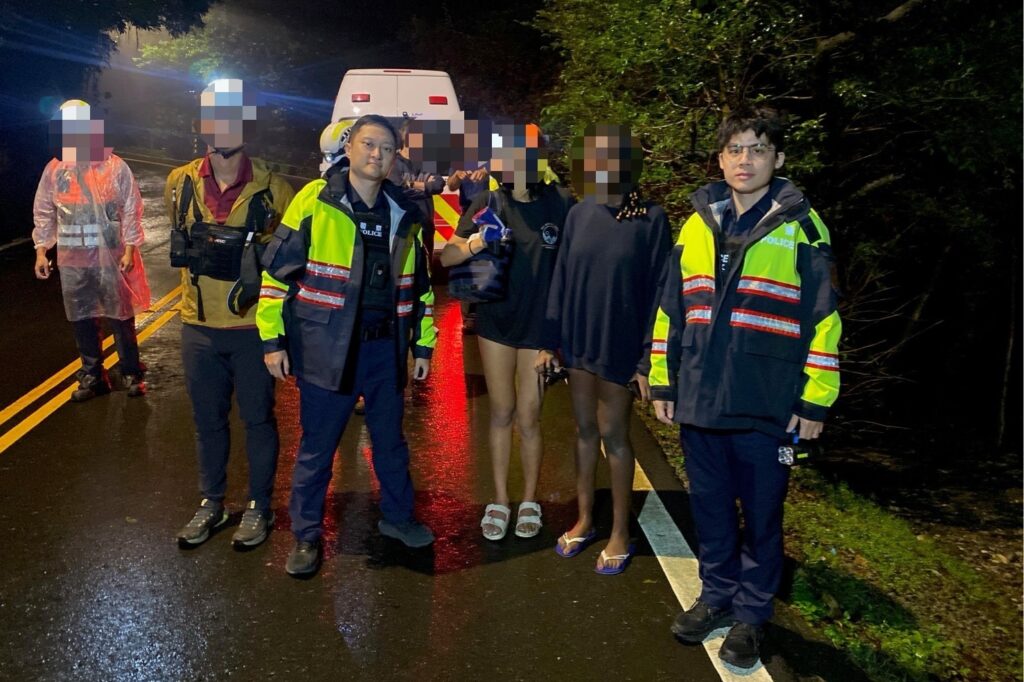 夜困泥濘 英籍女與友人迷途陽明山秘境溫泉 士林警鳴笛搜救助脫險 3 MEITU 20251206 163528263