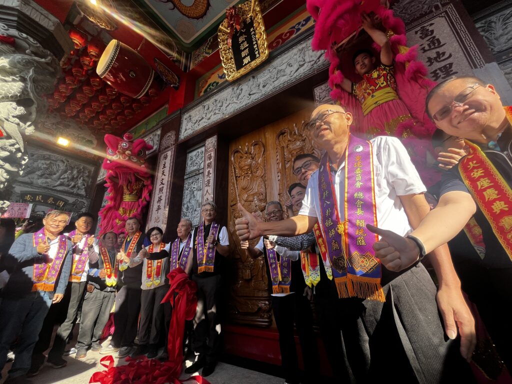 神明入厝!富陽軒八卦祖師廟入火安座 信徒擲筊把好運背回家 53 IMG 7311