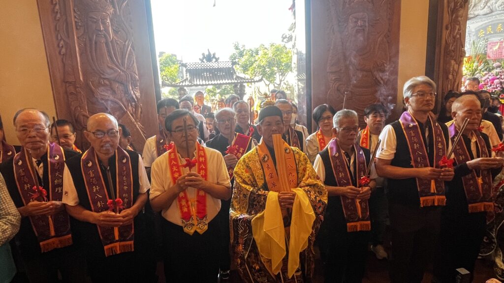 神明入厝!富陽軒八卦祖師廟入火安座 信徒擲筊把好運背回家 54 IMG 7360