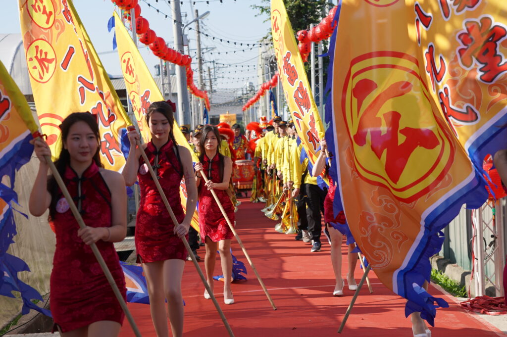 神明入厝!富陽軒八卦祖師廟入火安座 信徒擲筊把好運背回家 56 MOR09999