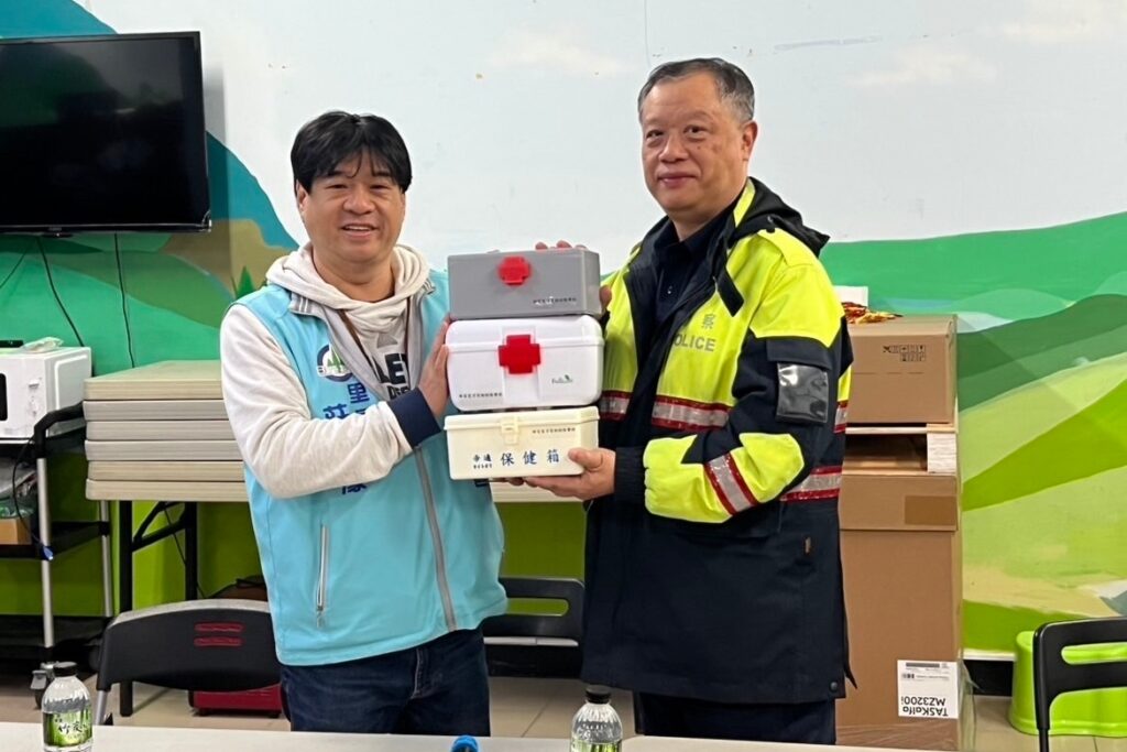 新富里治安座談會 里長致贈醫療箱暖警心 警深入社區強化反詐意識 32 MEITU 20251206 184150970