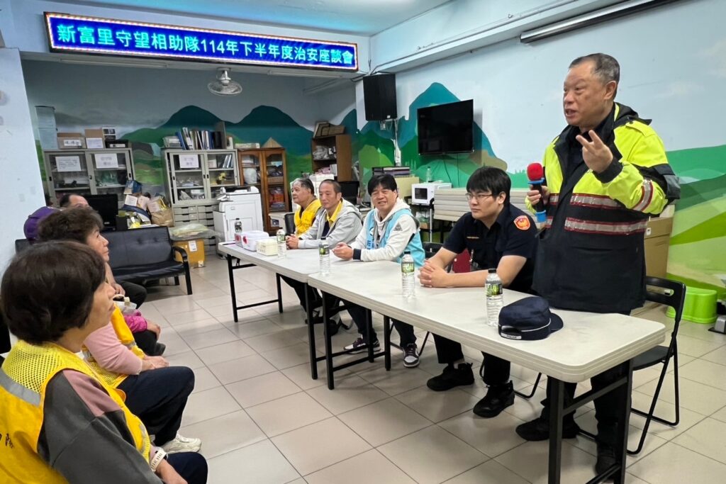 新富里治安座談會 里長致贈醫療箱暖警心 警深入社區強化反詐意識 33 MEITU 20251206 184205664