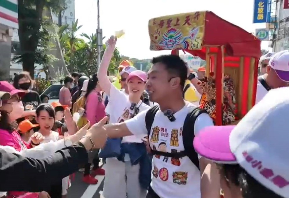 ▲許智傑指出,媽祖信仰在台灣延續百年,是陪伴世代成長的重要精神力量,不僅象徵慈悲、庇護,也代表著團結、互助的文化傳承。他。(記者 李堂安 翻攝網路)